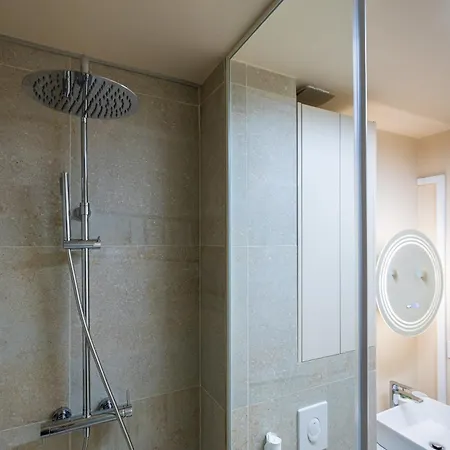 Orion New Boutique Building With Private Parking *